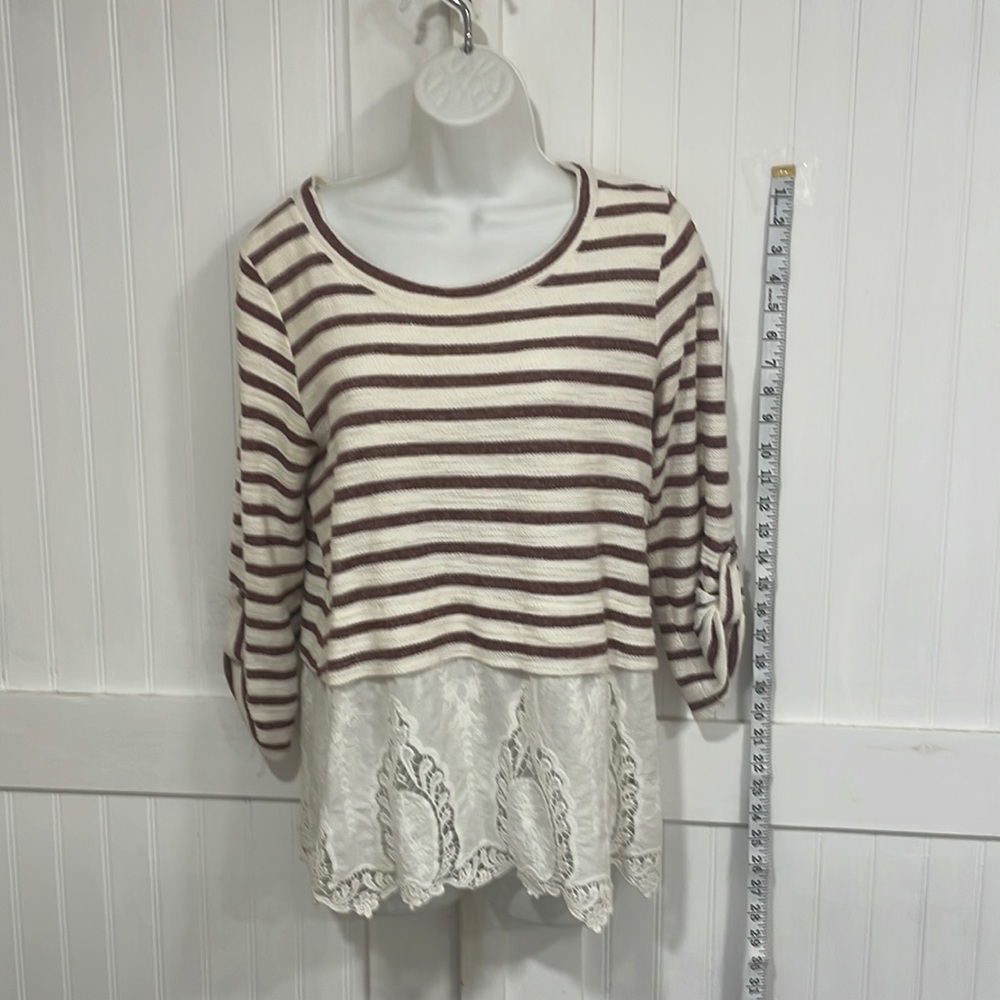 Blu pepper maroon & cream top w/white lacy bottom & button back Size M